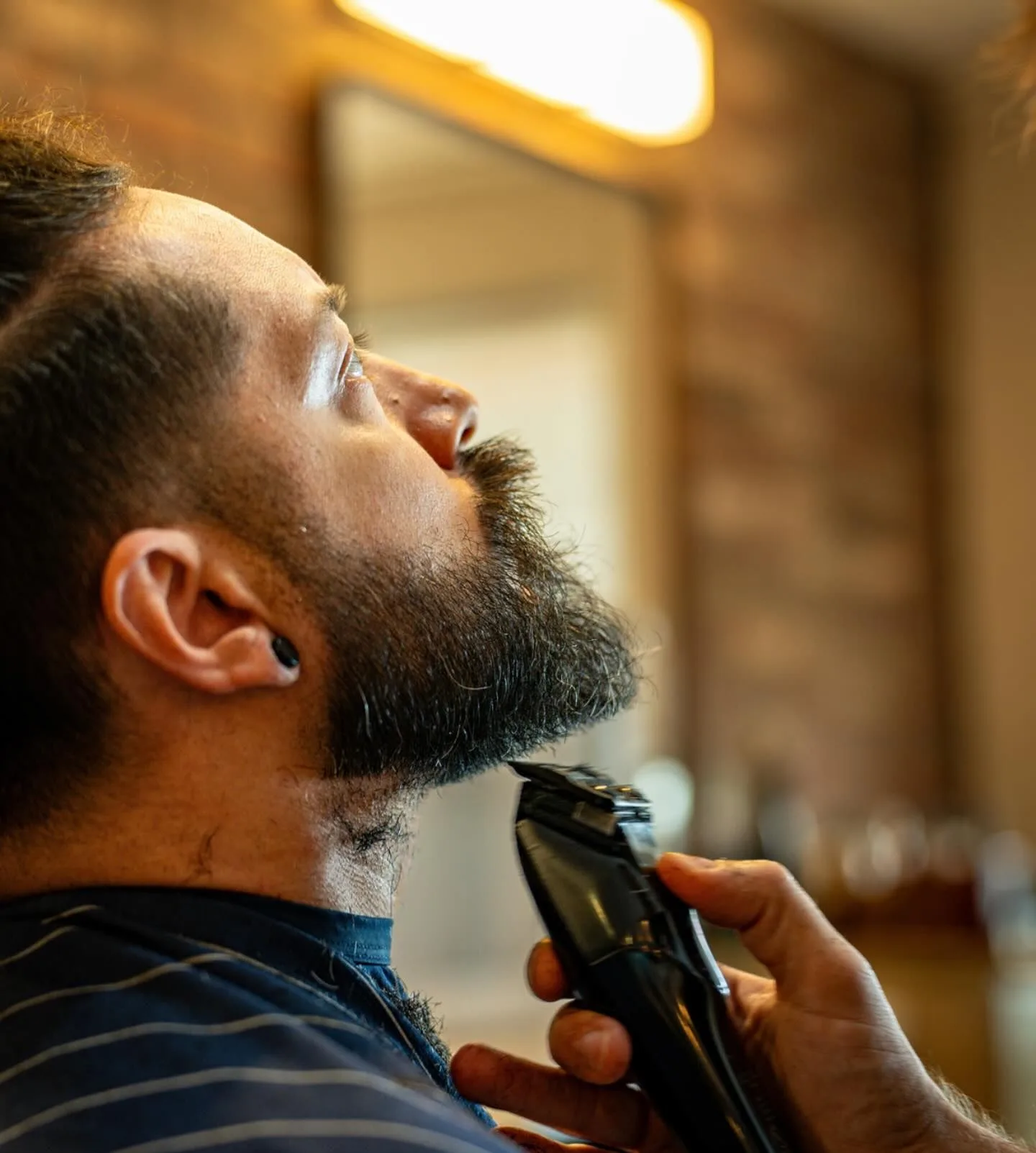 Cleaning the neckline with clippers